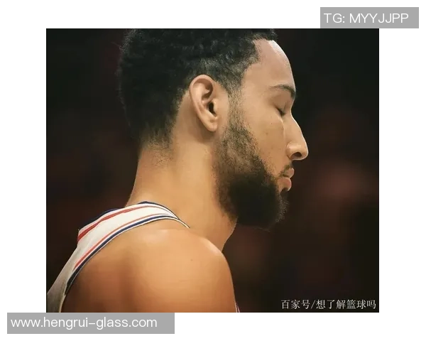 足球明星素描艺术作品展现传奇人物风采引发球迷热议